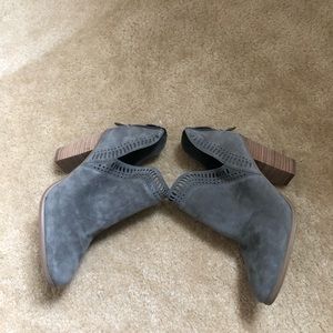 NWOT Vince Camuto gray booties in size 7M/37